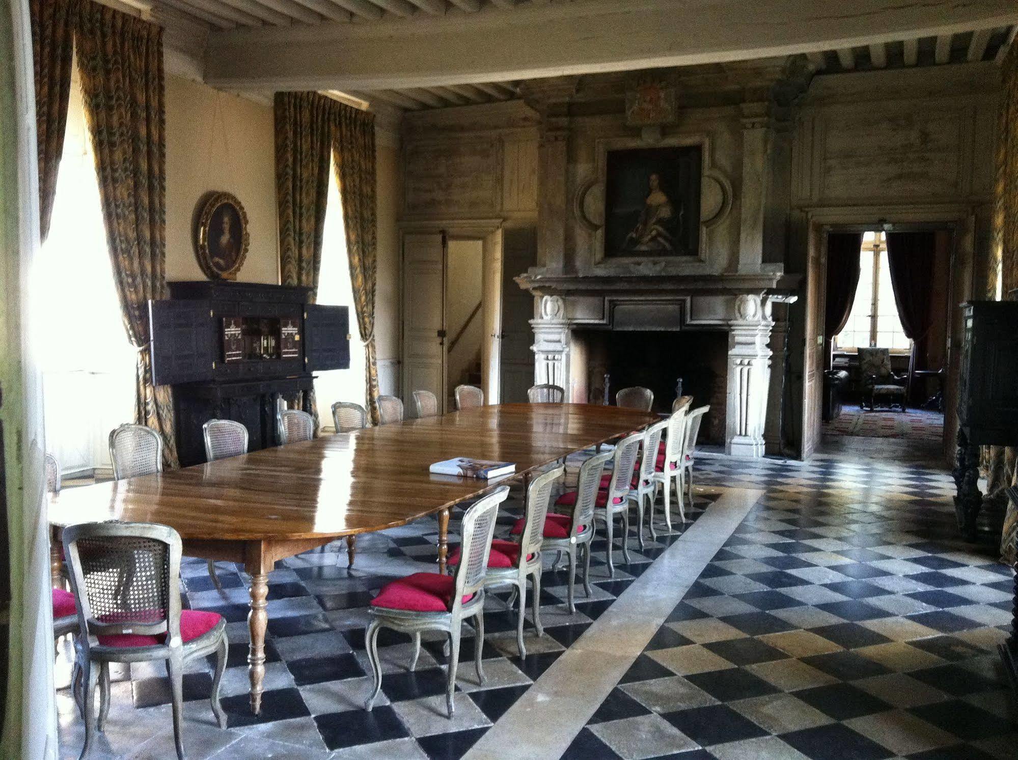 Chateau De Saint Loup Eksteriør bilde